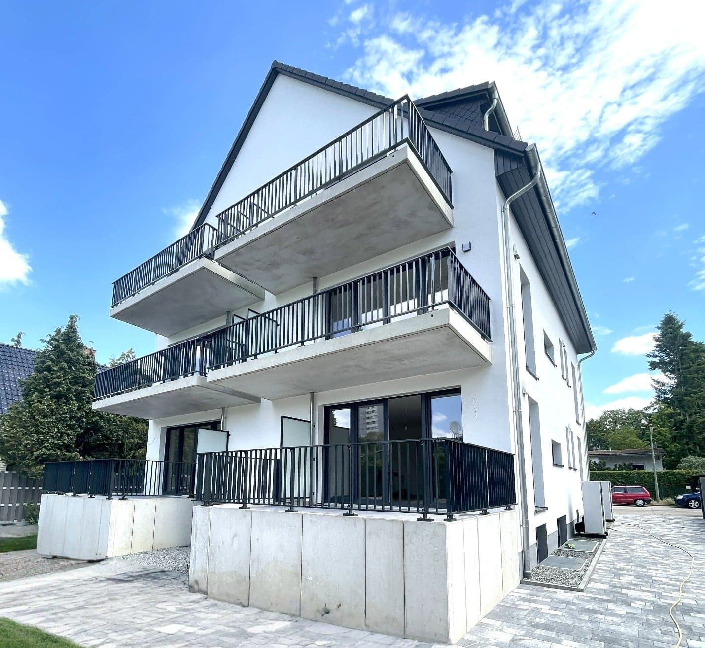 MFH Sandstraße 27A – Gartenseite mit Balkonen